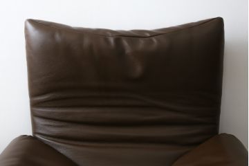 中古　美品　Cassina(カッシーナ)　MARALUNGA(マラルンガ)　本革(レザー)　高級感漂う佇まいが魅力の1人掛けソファ(アームチェア、一人掛け、1P)(定価約100万円)(R-072840)