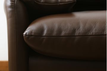 中古　美品　Cassina(カッシーナ)　MARALUNGA(マラルンガ)　本革(レザー)　高級感漂う佇まいが魅力の1人掛けソファ(アームチェア、一人掛け、1P)(定価約100万円)(R-072840)