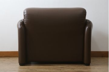 中古　美品　Cassina(カッシーナ)　MARALUNGA(マラルンガ)　本革(レザー)　高級感漂う佇まいが魅力の1人掛けソファ(アームチェア、一人掛け、1P)(定価約100万円)(R-072840)