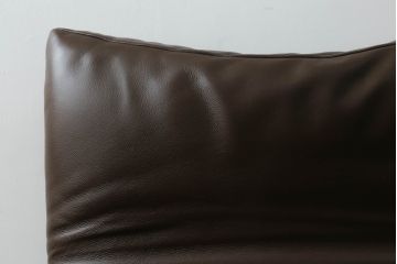 中古　美品　Cassina(カッシーナ)　MARALUNGA(マラルンガ)　本革(レザー)　高級感漂う佇まいが魅力の1人掛けソファ(アームチェア、一人掛け、1P)(定価約100万円)(R-072841)