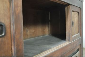 和製アンティーク　前面檜(ヒノキ)材　古い木味が魅力の四尺水屋箪笥サイドボード(サイドキャビネット、茶棚、茶箪笥、収納棚、食器棚、戸棚、店舗什器)(R-072883)