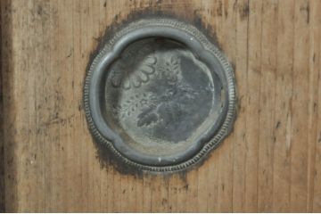 和製アンティーク　前面檜(ヒノキ)材　古い木味が魅力の四尺水屋箪笥サイドボード(サイドキャビネット、茶棚、茶箪笥、収納棚、食器棚、戸棚、店舗什器)(R-072884)