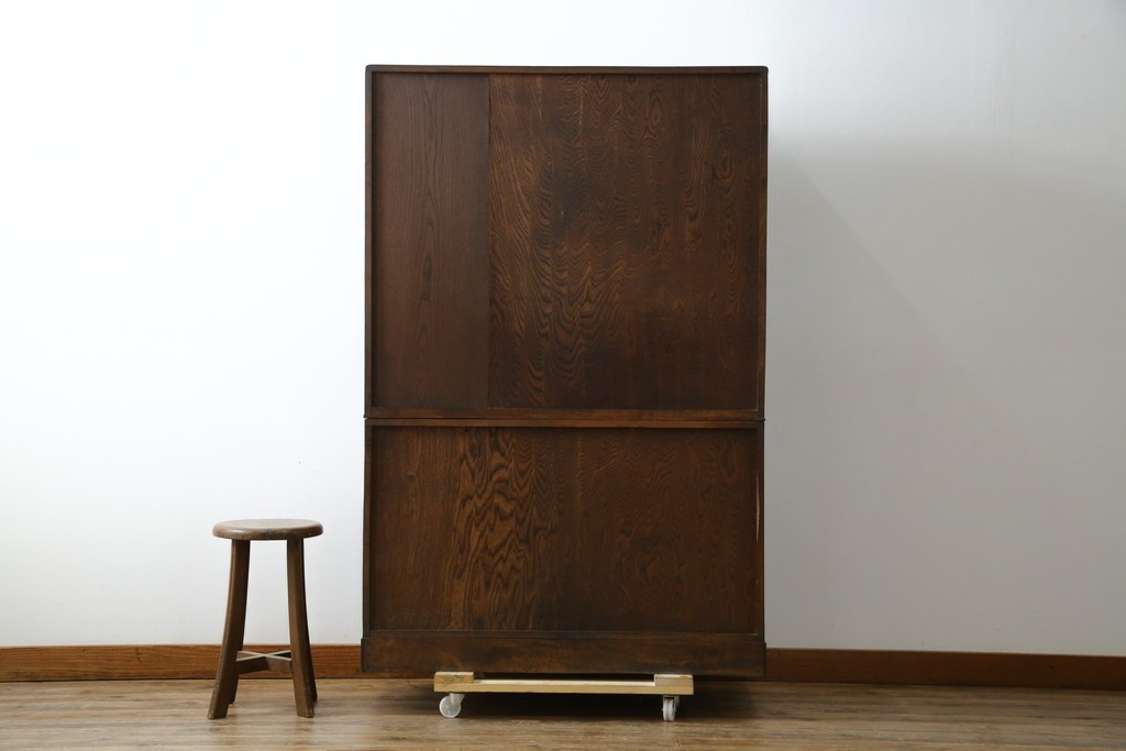 和製アンティーク　前面欅(ケヤキ)材　素朴な佇まいに懐かしさを感じる二段重ね茶箪笥　(R-072886)