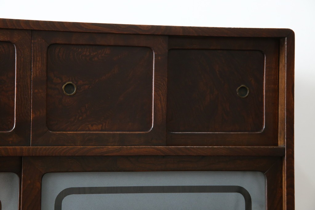 和製アンティーク　前面欅(ケヤキ)材　素朴な佇まいに懐かしさを感じる二段重ね茶箪笥　(R-072886)