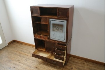 和製アンティーク　前面欅(ケヤキ)材　素朴な佇まいに懐かしさを感じる二段重ね茶箪笥　(R-072886)