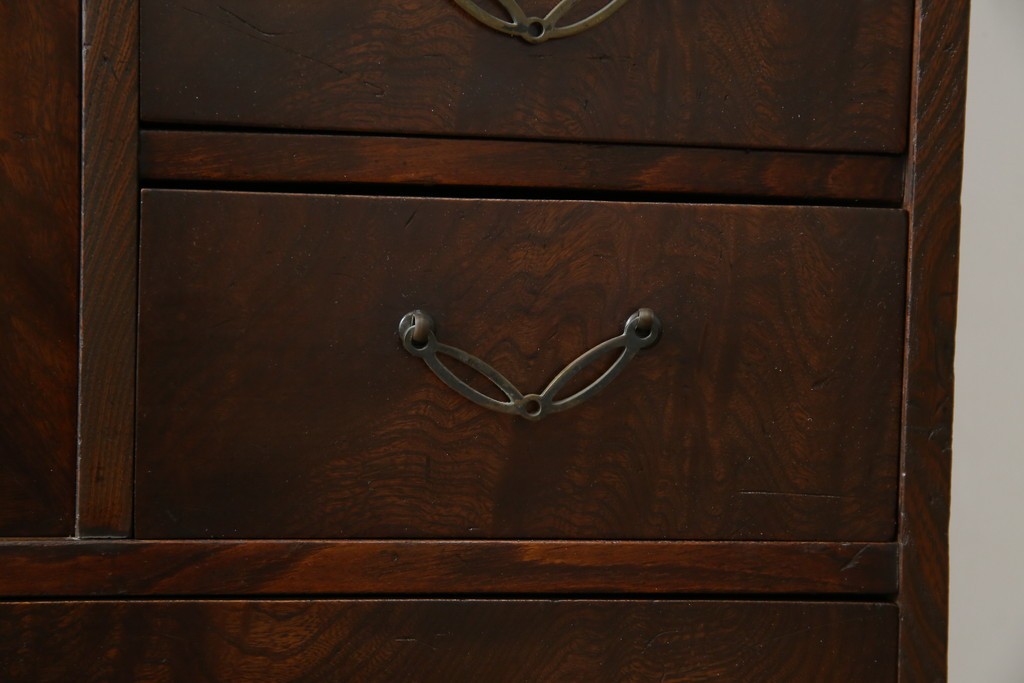 和製アンティーク　前面欅(ケヤキ)材　素朴な佇まいに懐かしさを感じる二段重ね茶箪笥　(R-072886)