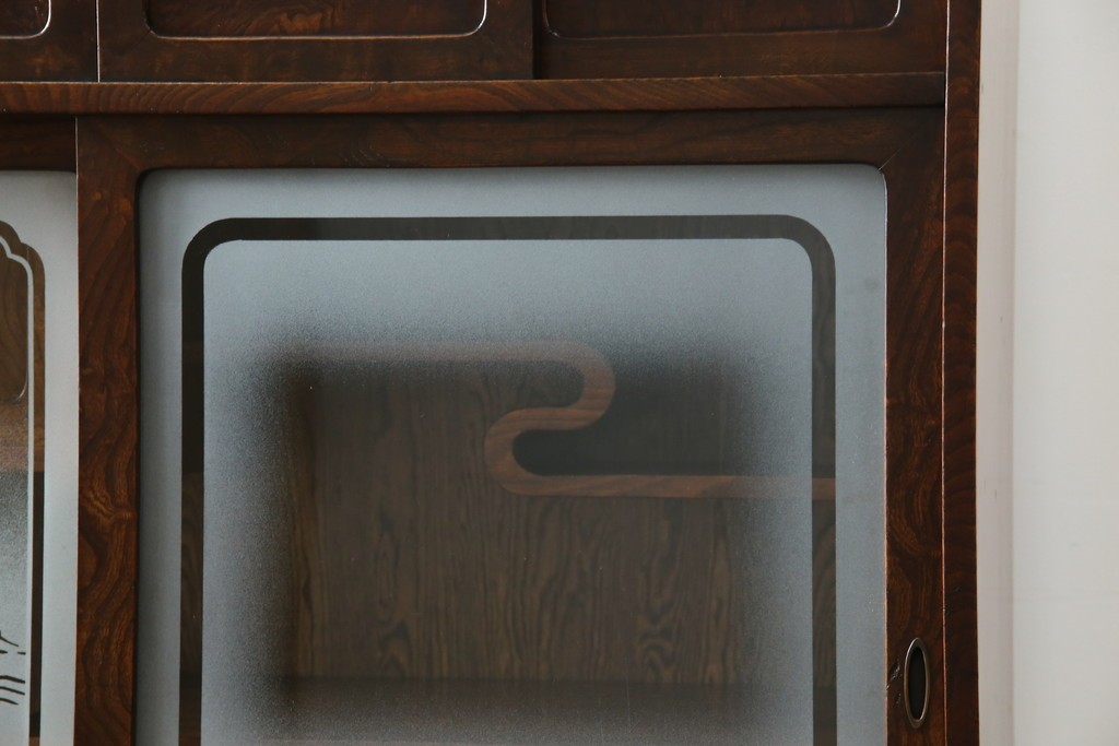 和製アンティーク　前面欅(ケヤキ)材　素朴な佇まいに懐かしさを感じる二段重ね茶箪笥　(R-072886)