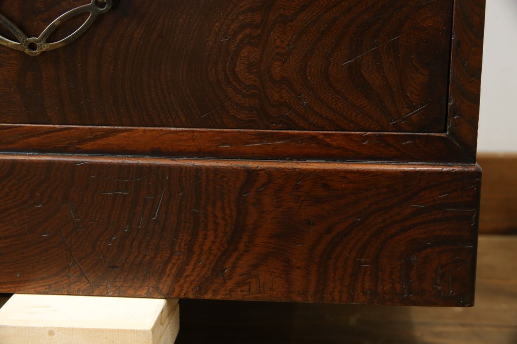 和製アンティーク　前面欅(ケヤキ)材　素朴な佇まいに懐かしさを感じる二段重ね茶箪笥　(R-072886)