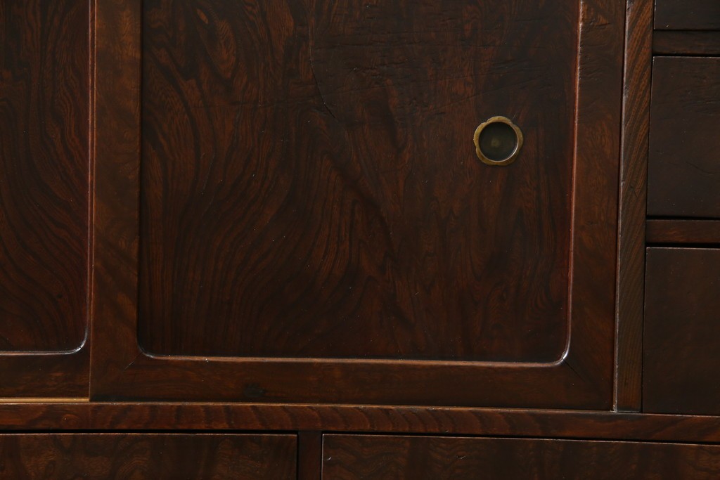 和製アンティーク　前面欅(ケヤキ)材　素朴な佇まいに懐かしさを感じる二段重ね茶箪笥　(R-072886)