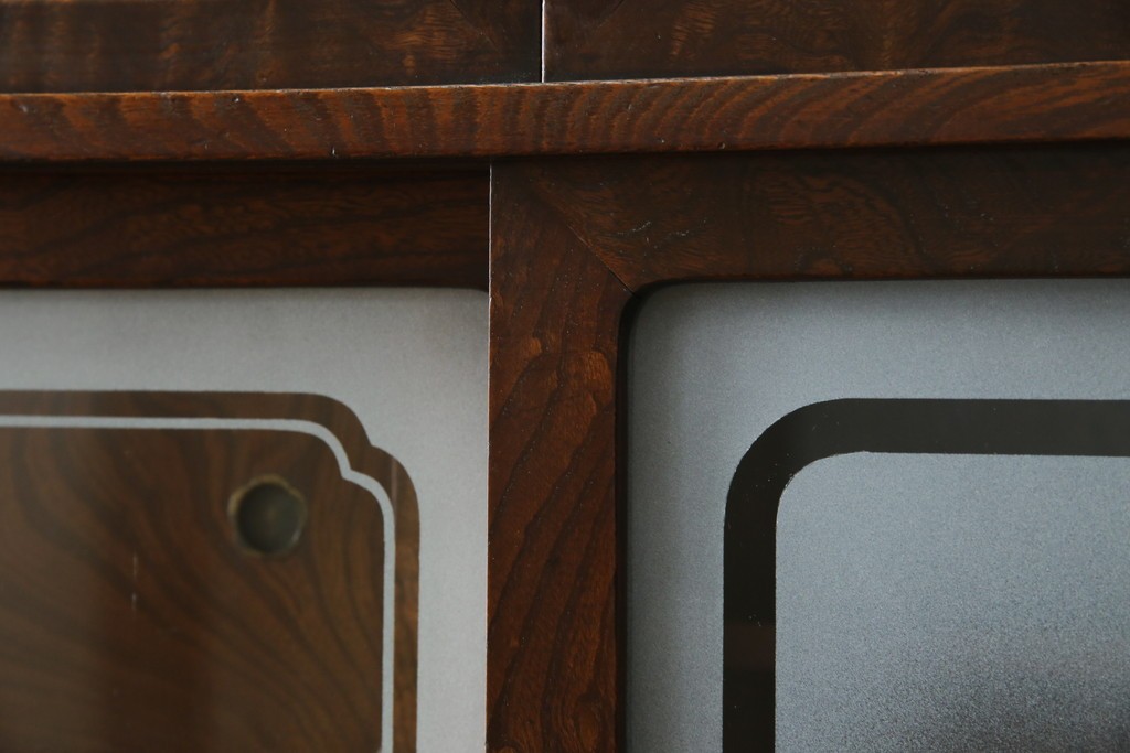 和製アンティーク　前面欅(ケヤキ)材　素朴な佇まいに懐かしさを感じる二段重ね茶箪笥　(R-072886)