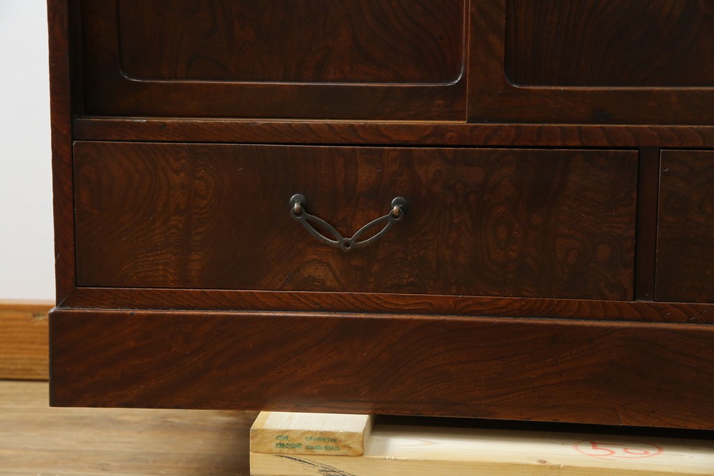 和製アンティーク　前面欅(ケヤキ)材　素朴な佇まいに懐かしさを感じる二段重ね茶箪笥　(R-072886)