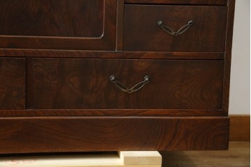 和製アンティーク　前面欅(ケヤキ)材　素朴な佇まいに懐かしさを感じる二段重ね茶箪笥　(R-072886)