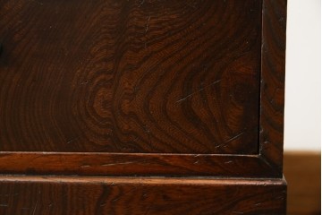 和製アンティーク　前面欅(ケヤキ)材　素朴な佇まいに懐かしさを感じる二段重ね茶箪笥　(R-072886)