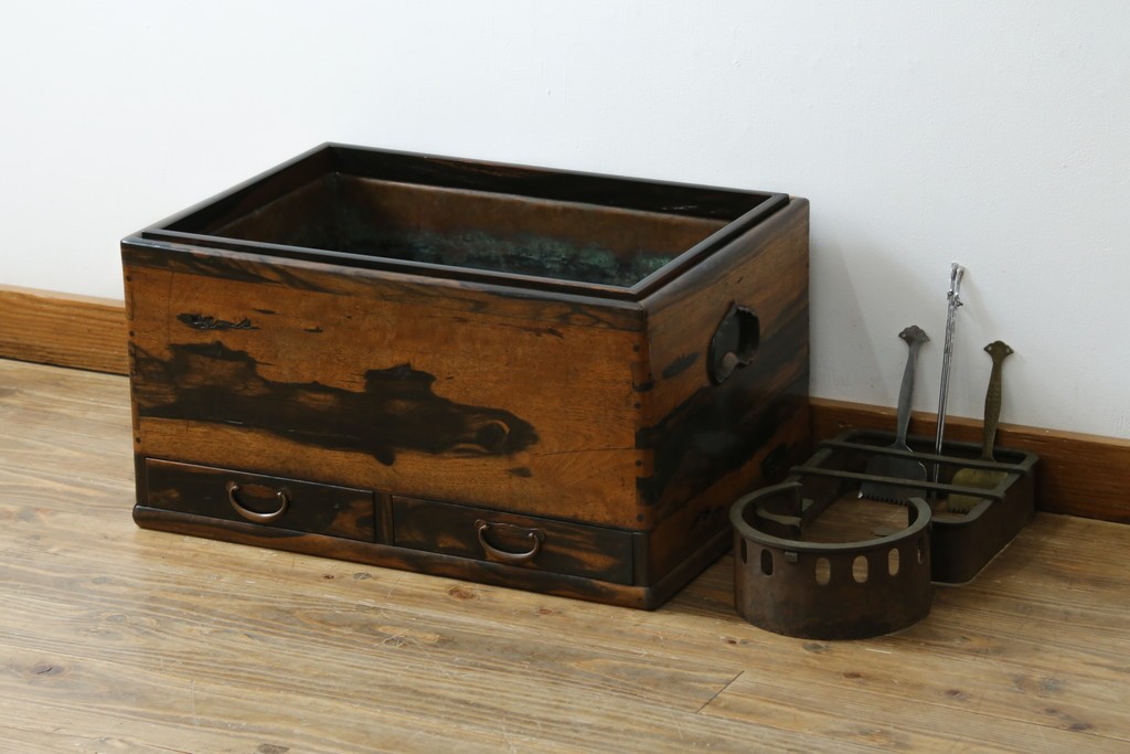 和製アンティーク　黒柿材の独特な杢目が魅力的な長火鉢　(R-072896)