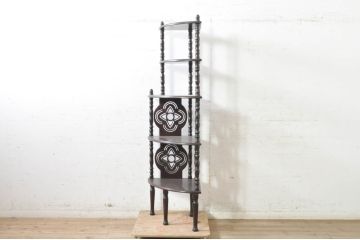 和製ビンテージ　どの角度から見ても美しい挽き物加工と透かし彫刻入りコーナーラック(オープンシェルフ、飾り棚、ヴィンテージ)(R-072898)
