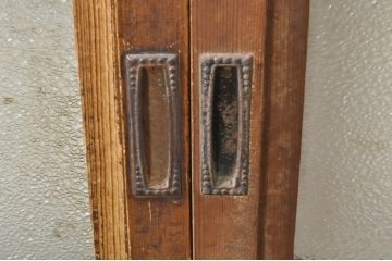 ビンテージ建具　風情のある佇まいが魅力的な格子入りガラス戸2枚セット(引き戸、格子戸、ガラス帯戸、ヴィンテージ)(R-072908)