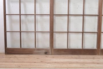 アンティーク建具　古い木味が魅力的なマス目(升目)のガラス戸3枚セット(格子戸、引き戸)(R-072930)