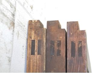 アンティーク建具　古い木味が魅力的なマス目(升目)のガラス戸3枚セット(格子戸、引き戸)(R-072930)