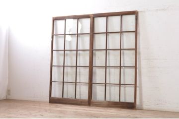 アンティーク建具　古い木味が魅力的なマス目(升目)のガラス戸2枚セット(格子戸、引き戸)(R-072932)