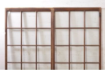 アンティーク建具　古い木味が魅力的なマス目(升目)のガラス戸2枚セット(格子戸、引き戸)(R-072932)