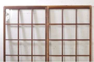 アンティーク建具　古い木味が魅力的なマス目(升目)のガラス戸2枚セット(格子戸、引き戸)(R-072932)