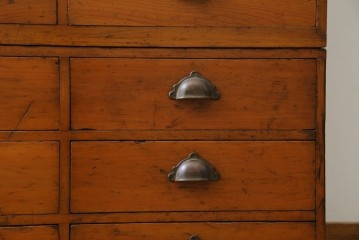 和製アンティーク　横に並べても使える!!　引き出し18杯　レトロな見た目と収納力が魅力的な収納箪笥　(R-072954)