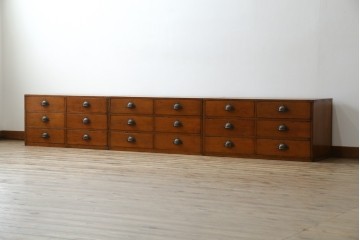 和製アンティーク　横に並べても使える!!　引き出し18杯　レトロな見た目と収納力が魅力的な収納箪笥　(R-072954)