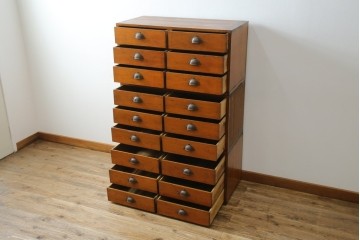 和製アンティーク　横に並べても使える!!　引き出し18杯　レトロな見た目と収納力が魅力的な収納箪笥　(R-072954)