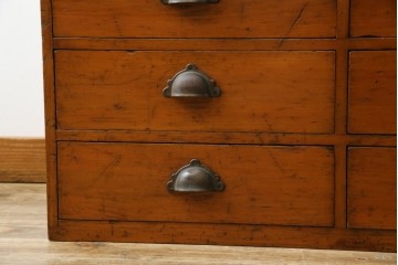 和製アンティーク　横に並べても使える!!　引き出し18杯　レトロな見た目と収納力が魅力的な収納箪笥　(R-072954)