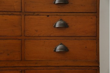 和製アンティーク　横に並べても使える!!　引き出し18杯　レトロな見た目と収納力が魅力的な収納箪笥　(R-072954)