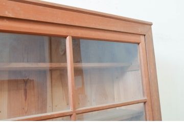 和製アンティーク　ゆらゆらガラス　古い木味が素敵!レトロな雰囲気溢れる二段重ね関西収納棚(ガラスケース、キャビネット、食器棚、飾り棚、戸棚、水屋箪笥)(R-072959)