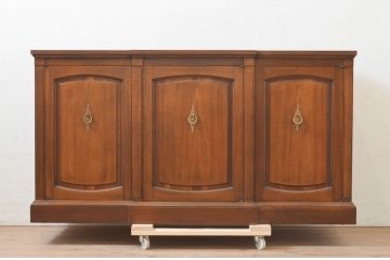 中古　DREXEL HERITAGE(ドレクセルヘリテイジ)　Triune(トライユン)　クラシカルな佇まいのサイドボード(サイドキャビネット、リビングボード、収納棚)(R-072968)