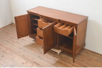 中古　DREXEL HERITAGE(ドレクセルヘリテイジ)　Triune(トライユン)　クラシカルな佇まいのサイドボード(サイドキャビネット、リビングボード、収納棚)(R-072968)