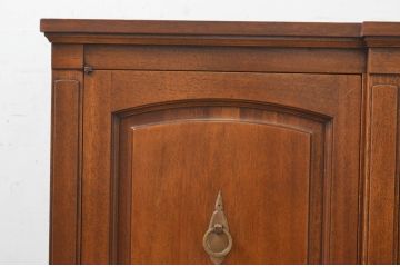 中古　DREXEL HERITAGE(ドレクセルヘリテイジ)　Triune(トライユン)　クラシカルな佇まいのサイドボード(サイドキャビネット、リビングボード、収納棚)(R-072968)
