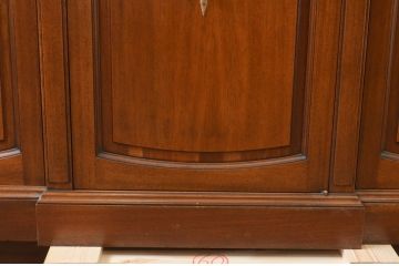 中古　DREXEL HERITAGE(ドレクセルヘリテイジ)　Triune(トライユン)　クラシカルな佇まいのサイドボード(サイドキャビネット、リビングボード、収納棚)(R-072968)