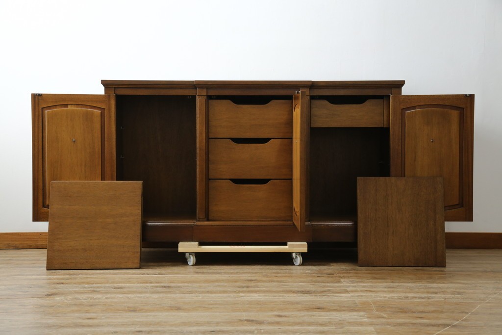 中古　DREXEL HERITAGE(ドレクセルヘリテイジ)　Triune(トライユン)　クラシカルな佇まいのサイドボード　(R-072968)