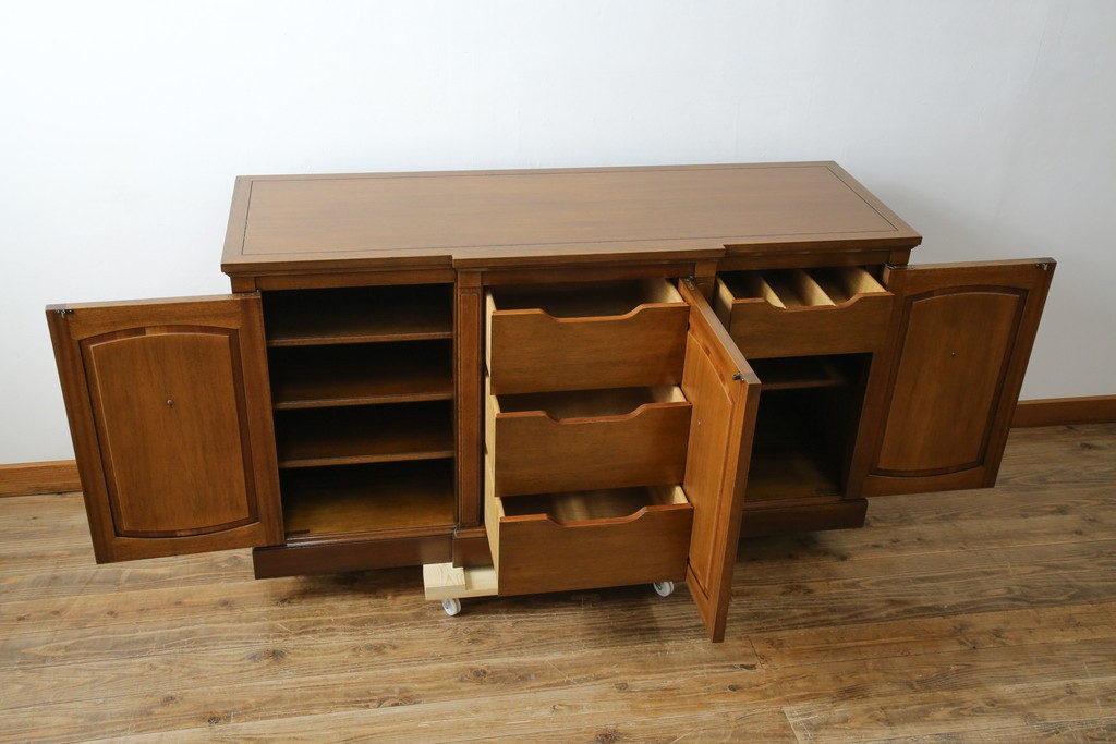 中古　DREXEL HERITAGE(ドレクセルヘリテイジ)　Triune(トライユン)　クラシカルな佇まいのサイドボード　(R-072968)