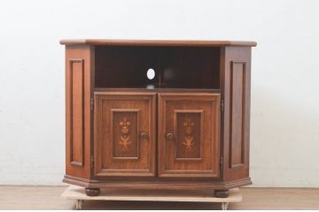 中古　美品　お部屋の隅をおしゃれに活用できるコーナーキャビネット(サイドボード、テレビ台、収納棚、戸棚)(R-072969)