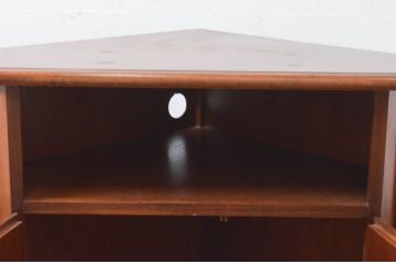 中古　美品　お部屋の隅をおしゃれに活用できるコーナーキャビネット(サイドボード、テレビ台、収納棚、戸棚)(R-072969)