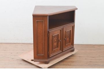中古　美品　お部屋の隅をおしゃれに活用できるコーナーキャビネット(サイドボード、テレビ台、収納棚、戸棚)(R-072969)