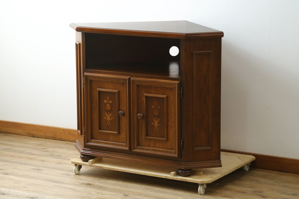 中古　美品　お部屋の隅をおしゃれに活用できるコーナーキャビネット　(R-072969)