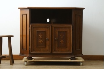 中古　美品　お部屋の隅をおしゃれに活用できるコーナーキャビネット　(R-072969)