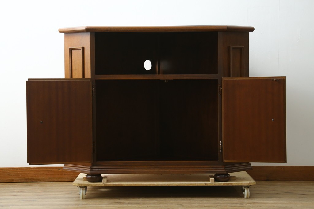 中古　美品　お部屋の隅をおしゃれに活用できるコーナーキャビネット　(R-072969)