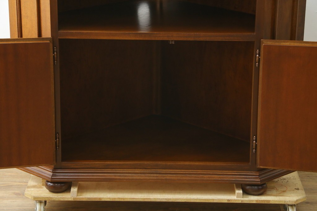 中古　美品　お部屋の隅をおしゃれに活用できるコーナーキャビネット　(R-072969)