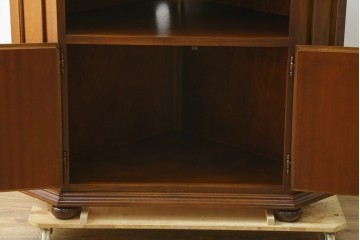 中古　美品　お部屋の隅をおしゃれに活用できるコーナーキャビネット　(R-072969)