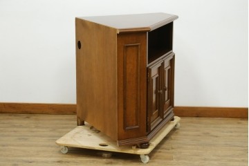 中古　美品　お部屋の隅をおしゃれに活用できるコーナーキャビネット　(R-072969)