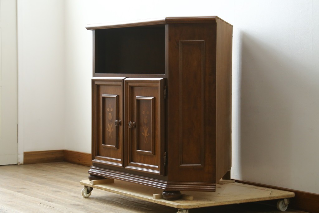 中古　美品　お部屋の隅をおしゃれに活用できるコーナーキャビネット　(R-072969)