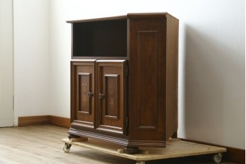 中古　美品　お部屋の隅をおしゃれに活用できるコーナーキャビネット　(R-072969)