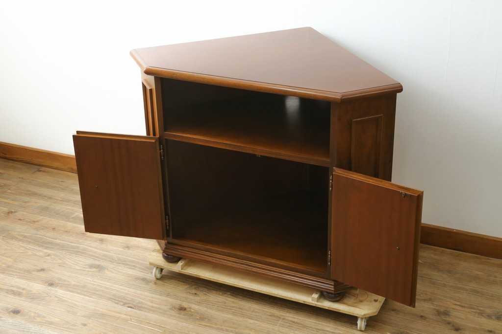中古　美品　お部屋の隅をおしゃれに活用できるコーナーキャビネット　(R-072969)
