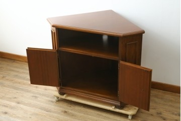 中古　美品　お部屋の隅をおしゃれに活用できるコーナーキャビネット　(R-072969)